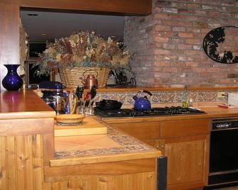 3 bedroom home with stunning view of Dorset Marsh, close to Horse Show - Dorset - Kitchen