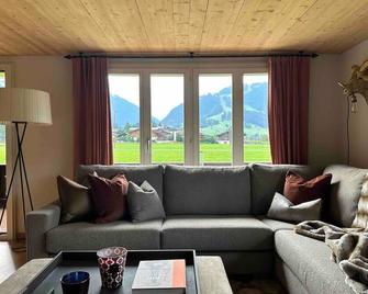 Perfectly located within walking distance to the picturesque promenade of Gstaad - Saanen - Living room