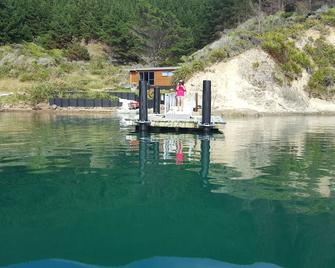 Beachfront Paradise Retreat in your own Private Bay and Floating Jetty - Picton - Pool