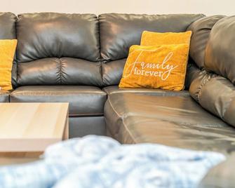 37 - 3BR Quincy - Cozy Townhouse near Adams Park - Quincy - Living room