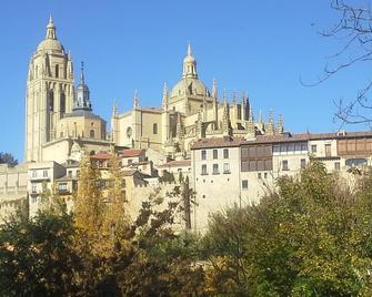 Casa Rural Las Tuyas en Segovia - Palazuelos de Eresma - Edificio