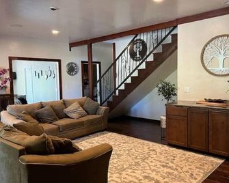Gather- beautiful ranch rented as full home - Ukiah - Sala de estar