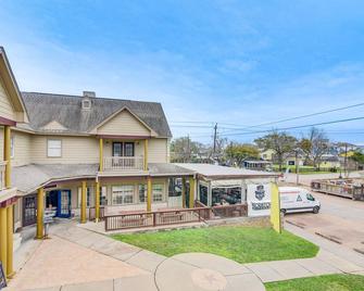 Downtown Kemah Rental about 3 Blocks to Boardwalk! - Kemah - Building