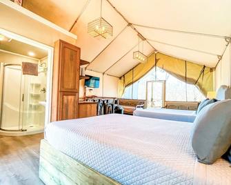 Son's Rio Cibolo Birdhouse Cabin #12 Brand New Cabin That Sleeps 6 Comfortably! - Marion - Bedroom