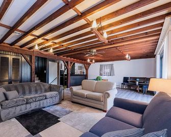 Clean & Spacious Charming Farmhouse - Windsor Mill - Wohnzimmer