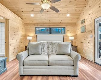 The Bungalow At Greenbriar Creek -Pickleball Court, Creek, Wifi, Mountain Views, Starting At 79' - Cosby - Sala de estar