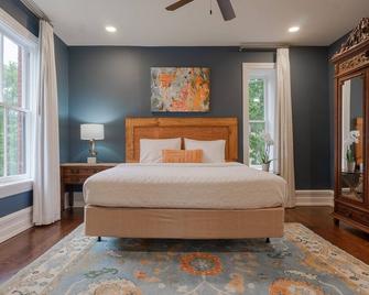 King Suite in Boutique Inn - Winston-Salem - Habitación