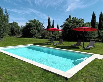 L ancien Cafe - Luxury Suites and Gites - Crézières - Piscina