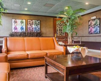 Quality Inn & Suites Riverfront - Oswego - Lobby