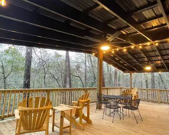 Quiet, Creekside Home with Rain Spa Shower, Unplug & Relax - Collins - Balcón