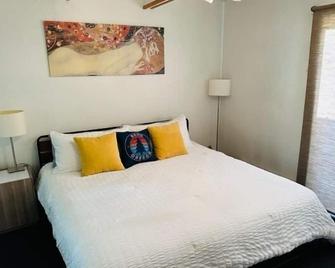 Spacious 1 Bedroom across from Drake Park - Bend - Bedroom