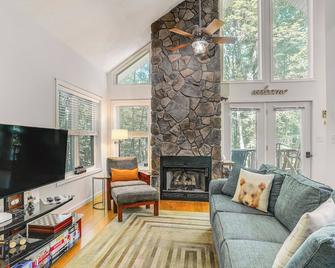 Cabin with Deck and Screened-In Porch in New Market! - New Market - Living room