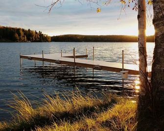 Beautiful newer home on the sunny side of peaceful Camp Lake in Iron River - Iron River - Playa