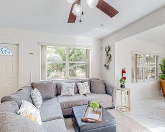 Seaview Suite - Deerfield Beach - Living room