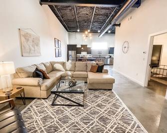 The Flats - Industrial modern loft within walking distance to downtown! - Mountain Home - Wohnzimmer
