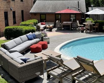 200 yr old Historic Farmhouse in Walkable City Neighborhood - 35 min to Saratoga - Albany - Pool