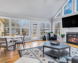 Newly Renovated Near Asheville! Hot Tub And Seasonal Pool! - Fletcher - Wohnzimmer