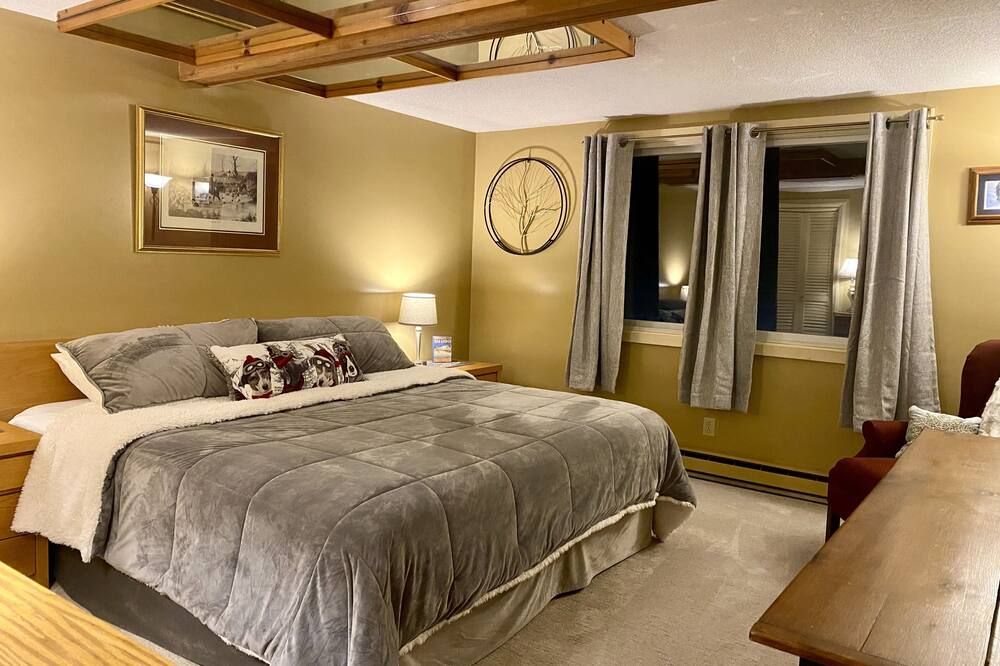 Beautiful 3 BR ski In Trailside condo. Steps away from WaterPark & Ice Rink - Jay - Bedroom