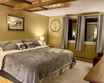 Beautiful 3 BR ski In Trailside condo. Steps away from WaterPark & Ice Rink - Jay - Bedroom