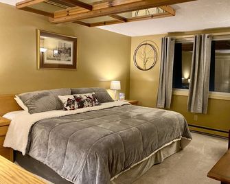 Beautiful 3 BR ski In Trailside condo. Steps away from WaterPark & Ice Rink - Jay - Bedroom