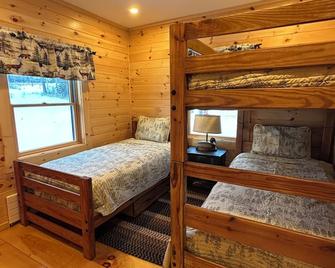 Direct Atv Trail - Central Ac - New 3-Bedroom Cabin With Mountain Views - Wifi - Colebrook - Bedroom