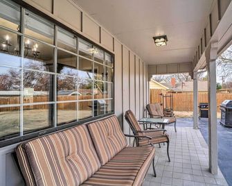 Immaculate 'Woodland View' Retreat w/ Hot Tub - Tulsa - Patio