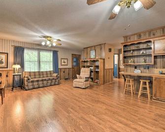 Cozy Charlotte Retreat w/ Yard ~ 5 Mi to Dtwn - Charlotte