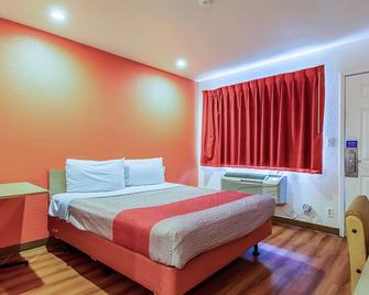 موتل 6 بيكرزفيلد، كاليفورنيا - أيربورت - باكيرسفيلد - غرفة نوم