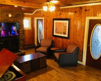 Historical Lodge in Elkhart Lake with Hot Tub - Elkhart Lake - Living room