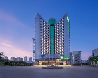 Holiday Inn Express Zhengzhou Garden Road By IHG - Zhengzhou - Building