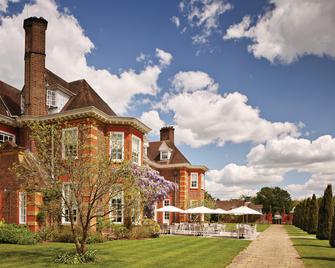 Barnett Hill Hotel - Guildford - Building