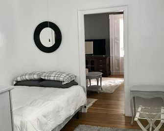 Charming Apartment in historic 1800's home - Danvers - Bedroom