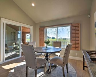 Picturesque Farmhouse on Working Almond Ranch - Oakdale - Dining room