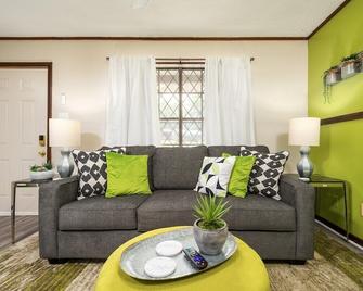 1mi To Downtown | 55\'Tv | Petsok | Free Parking - Pineville - Living room