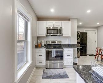 Entire Private Home 2br 2bth Quite Area With Parking - Lynn - Kitchen
