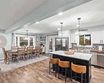 Somerset Lakeview Living - Somerset - Їдальня