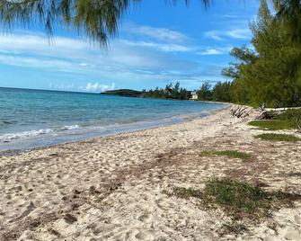 Romantic getaway on the beach - Alice Town - Beach