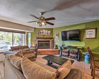 Pinetop Townhome in Gated Resort with Pool and Spa! - Pinetop-Lakeside - Living room