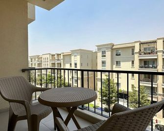 Super Lux Furnished Apartment in Mivida, New Cairo by Emmar - Madinat Coraya - Balcón