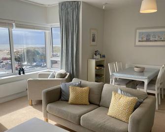 Lovely seafront 2 bedroom Apartment 4 - Aberdyfi - Вітальня
