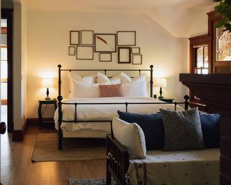 Mount Tom House - a whimsically charming getaway in 200 acres of Oregon forest - Harrisburg - Habitación