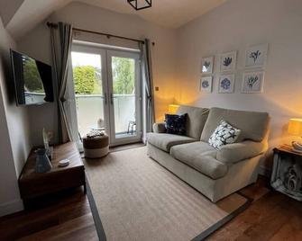 Secluded Island Retreat - in the heart of the Anchorage - West Mersea - Living room