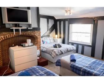 The Bell Hotel - Hoddesdon - Bedroom