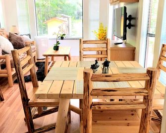 Mountain Views Bear With Us Retreats Modern,modern Cabin/1bed 1bath/Tv/Ac/Pets - Whittier - Dining room