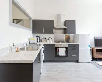 Modern & Cosy Budget 1 Bedroom Flat in Dudley - Brierley Hill - Kitchen
