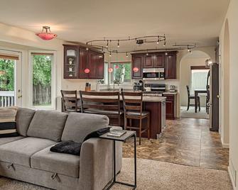 Rare Find - Entire Home! 4bdr Peppertree Retreat - Anchorage - Kitchen