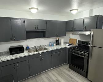 Cozy 2BD house A Russian Jack - Anchorage - Kitchen