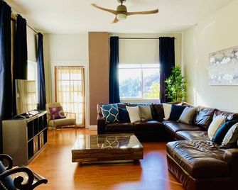 'Stunning 3 Bedroom Apartment with Spectacular Views and Spacious Backyard' - Oakland - Sala