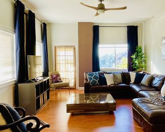 'Stunning 3 Bedroom Apartment with Spectacular Views and Spacious Backyard' - Oakland - Sala de estar