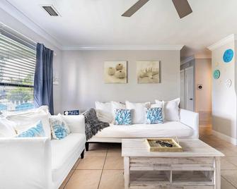 Spacious 3br Family-Friendly Home Near Attractions - North Lauderdale - Living room